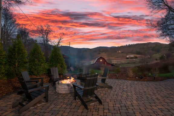 7 Miles to DT AVL, Hot Tub, Mountain View, Fenced Yard, Pet-Friendly