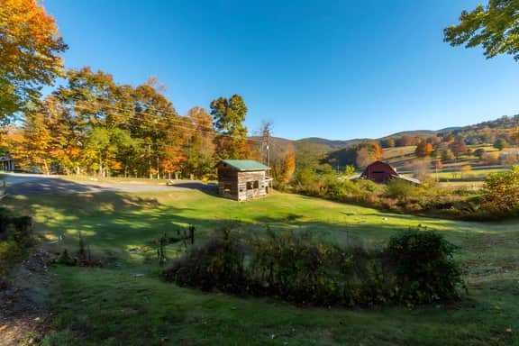 7 Miles to DT AVL, Hot Tub, Mountain View, Fenced Yard, Pet-Friendly